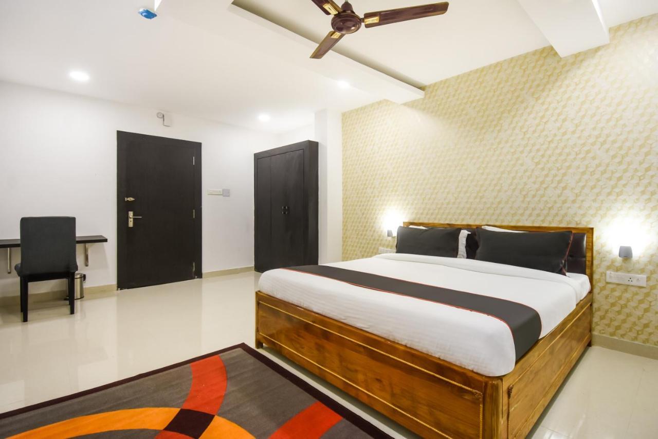 Collection O Red Velvet Premium Hotel Balianta Exterior photo