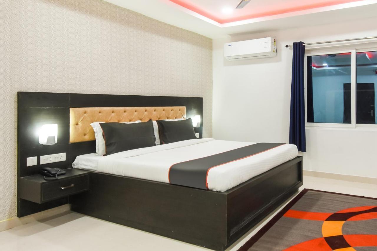 Collection O Red Velvet Premium Hotel Balianta Exterior photo