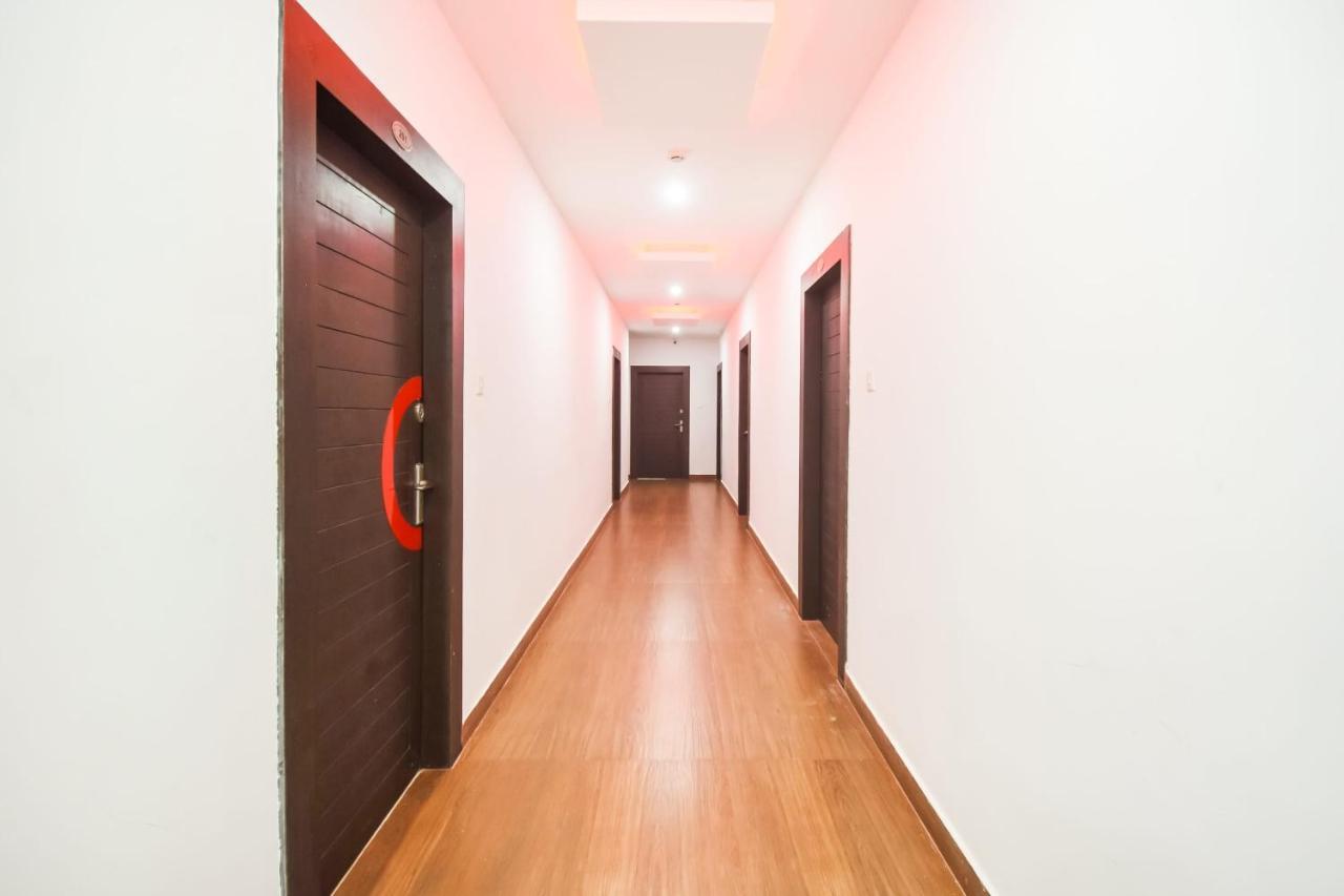 Collection O Red Velvet Premium Hotel Balianta Exterior photo