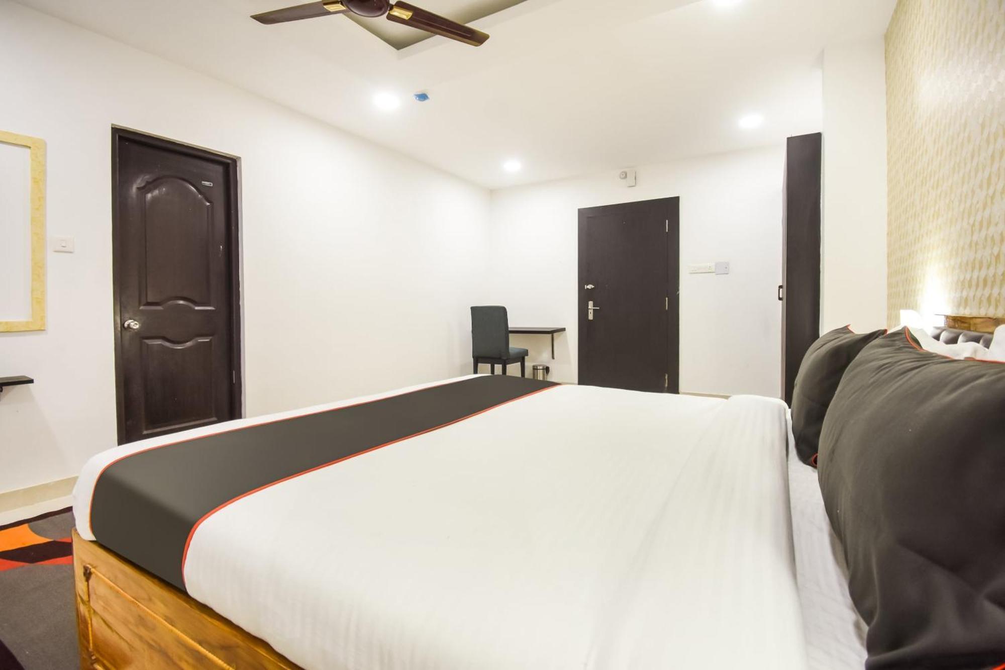 Collection O Red Velvet Premium Hotel Balianta Exterior photo