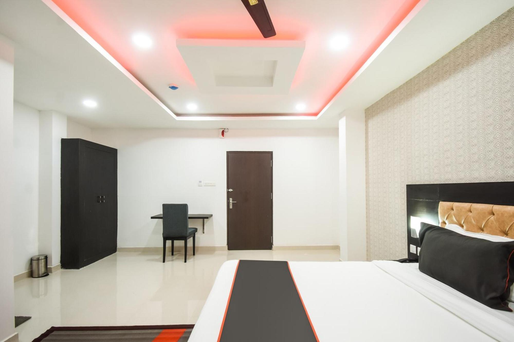 Collection O Red Velvet Premium Hotel Balianta Exterior photo