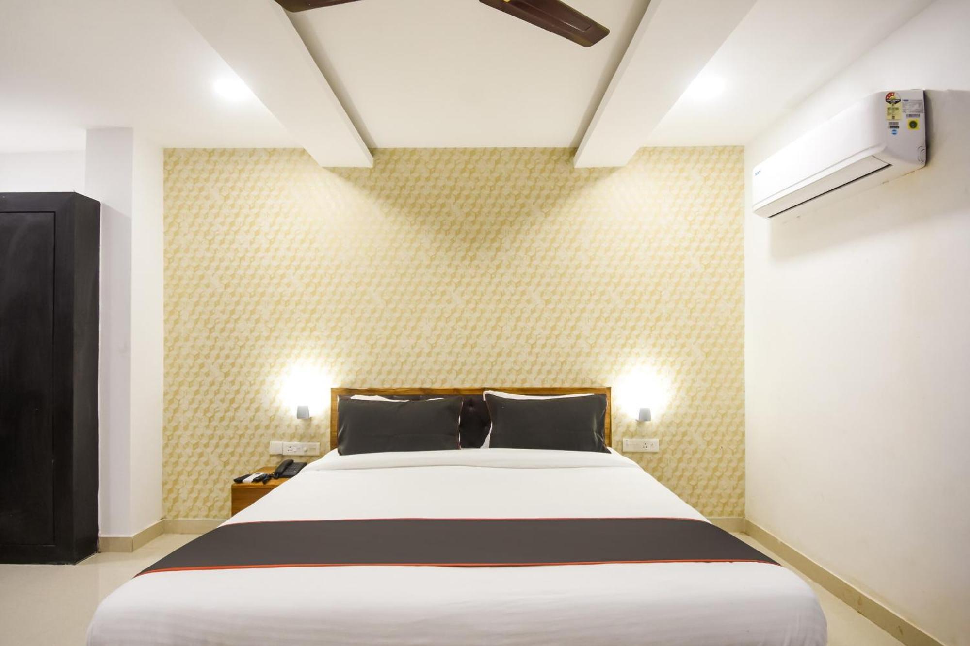 Collection O Red Velvet Premium Hotel Balianta Exterior photo