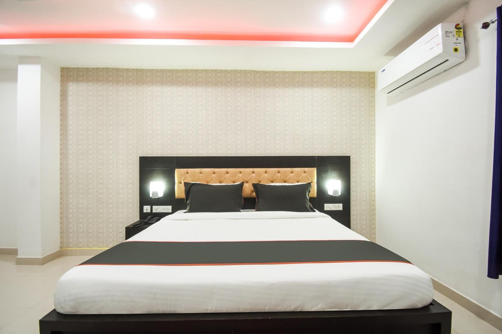 Collection O Red Velvet Premium Hotel Balianta Exterior photo